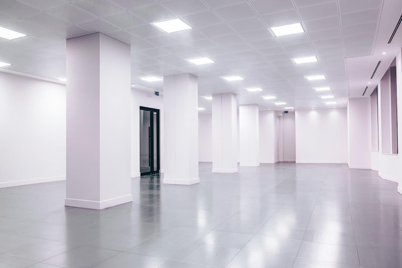 Local comercial vacío con columnas y piso claro