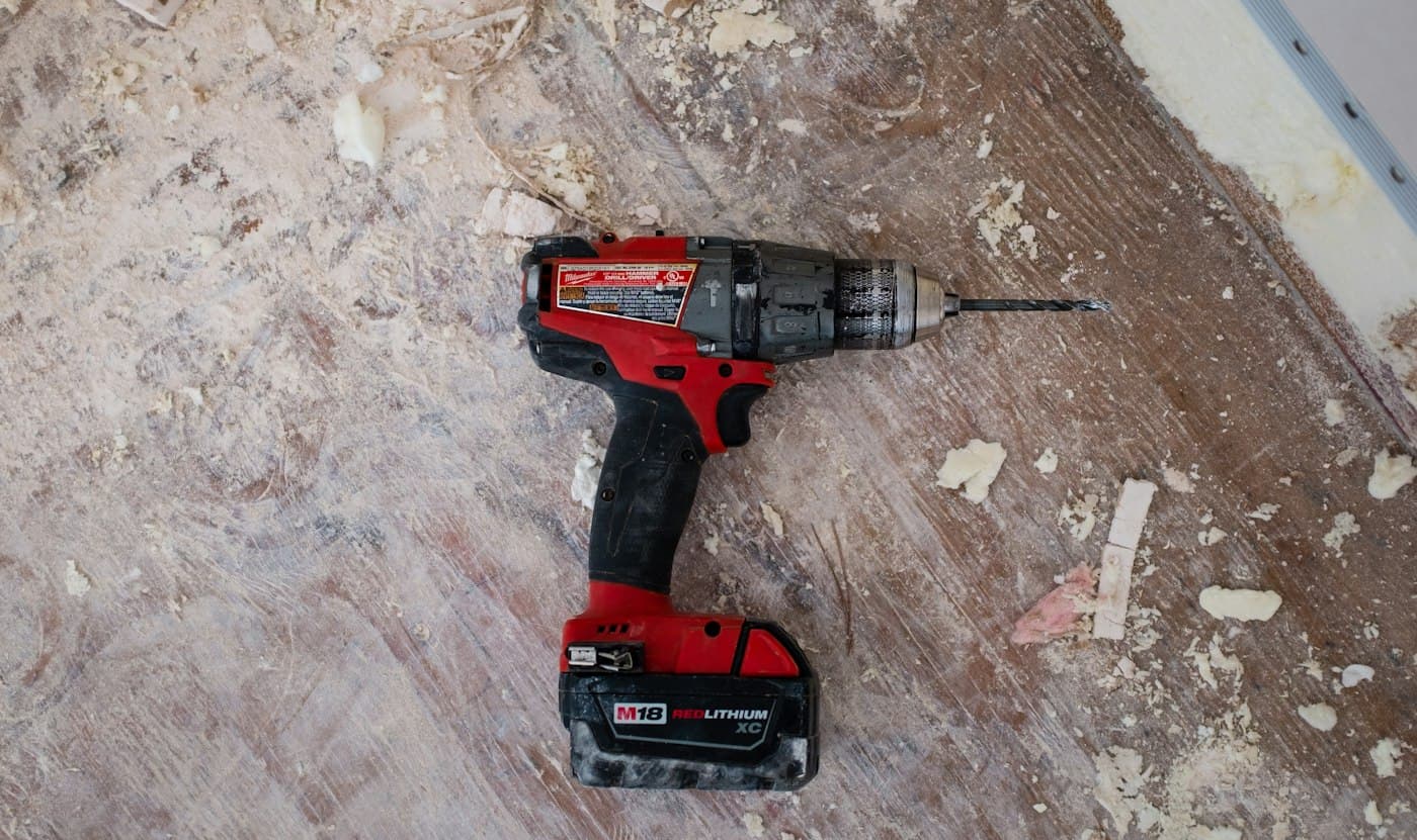 Taladro inalámbrico sobre una superficie de obra